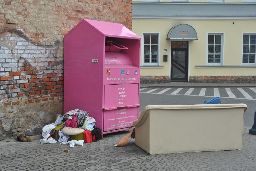 Śmieci przy kontenerze na Placu Powstańców