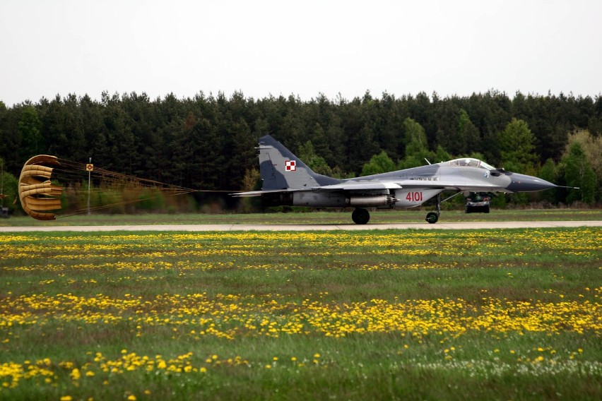 Mirosławiec. Ćwiczenia Kondor-12. MiGi i Su-22 ćwiczyły na lotnisku w Mirosławcu [ZDJĘCIA i WIDEO]