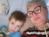 Schorowanego Michałka wychowuje babcia. Potrzebują naszego wsparcia! 
