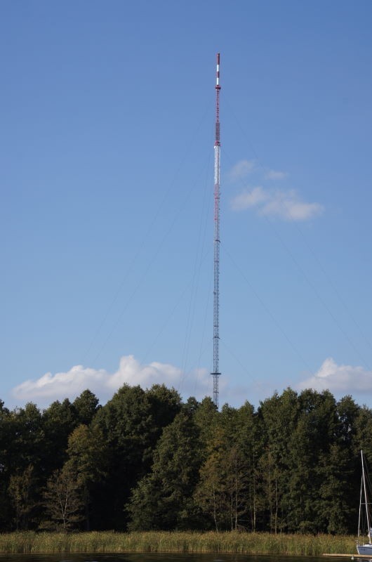 Najwyższą konstrukcją w Wielkopolsce jest  maszt Radiowo...