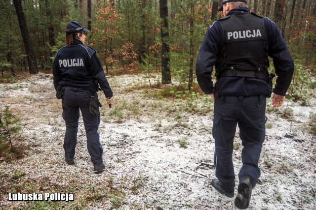 Bardzo często jest tak, że to minuty, a nawet sekundy decydują o tym, czy uda się zapobiec tragedii. - Ostatnie zgłoszenie z 4 stycznia br. jest tego najlepszym przykładem. Funkcjonariusze otrzymali informacje, że 31–letni mężczyzna wyszedł z domu. Bliskim wysłał sms informujący o zamiarze odebrania sobie życia. Policjanci błyskawicznie ruszyli do działania - informuje sierż. Klaudia Richter
z policji w Sulęcinie.




Zobacz również: Ogromny pożar tartaku  [ZDJĘCIA]

