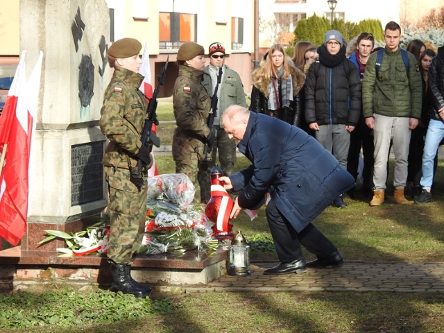 Przedstawiciele władz samorządowych, parlamentarzyści, służby mundurowe, a także delegacje z łomżyńskich szkół uczciły 77. rocznicę utworzenia Armii Krajowej