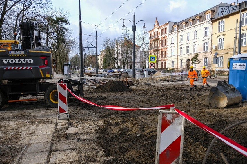 Prace przy przebudowie torowiska w ciągu ulicy Bydgoskiej...