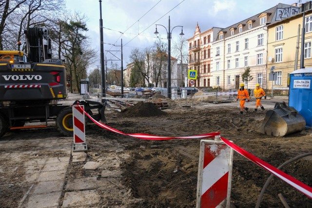 Prace przy przebudowie torowiska w ciągu ulicy Bydgoskiej weszły w kolejną fazę. Nowy rozjazd powstanie na jej skrzyżowaniu z ulicą Sienkiewicz