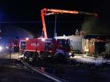 Strażak poszkodowany w pożarze w Świnicach Warckich! Akcja gaszenia hali trwała dziewięć godzin!