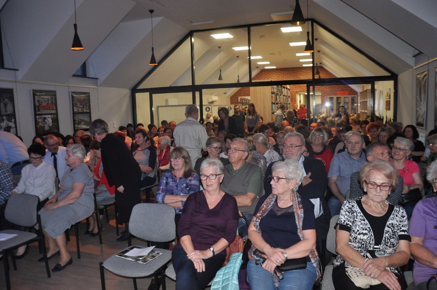 Ogromne zainteresowanie wizytą Artura Barcisia w pleszewskiej bibliotece