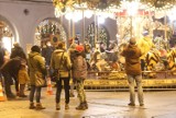 W Gliwicach na rynku stanęła karuzela. Świąteczny prezent cieszy dzieci i rodziców ZDJĘCIA