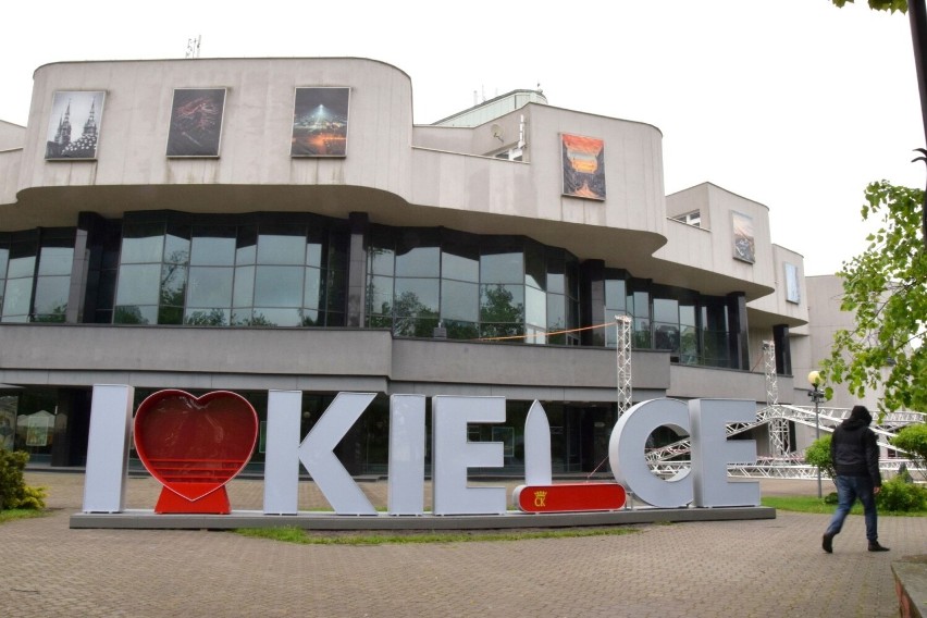 Napis "I love Kielce" stoi już przed Kieleckim Centrum Kultury