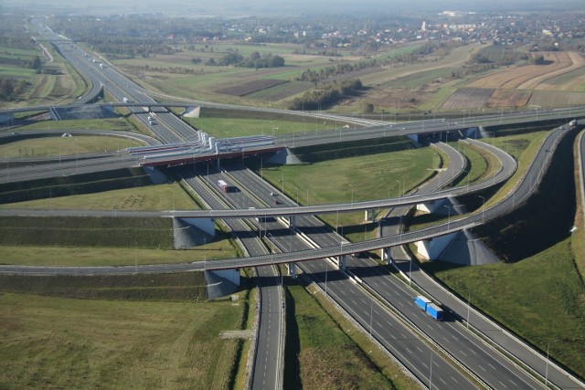 15 marca kończy się okres zimowy i wykonawcy mogą rozpocząć prace budowlane. W przyszłym tygodniu zaczną się utrudnienia w ruchu. Na początku będą wykonane tzw. przewiązki, czyli zjazdy z jednej nitki na drugą. To konieczne, ponieważ ruch w obu kierunkach będzie odbywał się po jednej nitce. Na odcinku od Tuszyna do Piotrkowa Trybunalskiego Południe po jezdni wschodniej, natomiast od Radomska do granicy województwa po zachodniej. Do końca miesiąca będą ustawiane znaki, głównie ograniczenia prędkości. Prace budowlane mają rozpocząć się na przełomie marca i kwietnia.

Ruch po jednej nitce drogi będzie poprowadzony w systemie 2+1. To oznacza, że w kierunku Katowic ruch będzie odbywał się po dwóch pasach, a w stronę Łodzi po jednym. To możliwe, bo wykorzystany zostanie pas awaryjny. Gdy zakończy się budowa zamkniętej nitki autostrady, ruch zostanie na nią przeniesiony, aby zacząć prace na drugiej nitce.