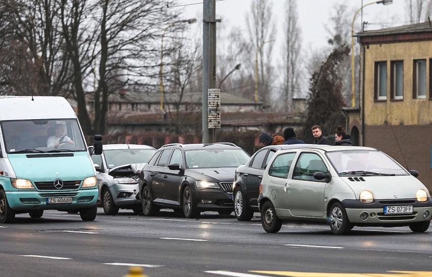 Kolizja dwóch pojazdów na ulicy Gdańskiej w Szczecinie. Uwaga - na olej na jezdni - 12.12.2020