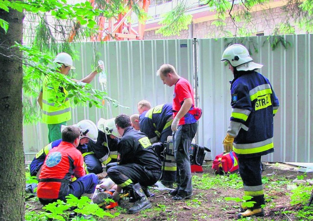 Na skutek wypadku przy budowie hotelu "Zakopane" elementy starego budynku runęły na robotników