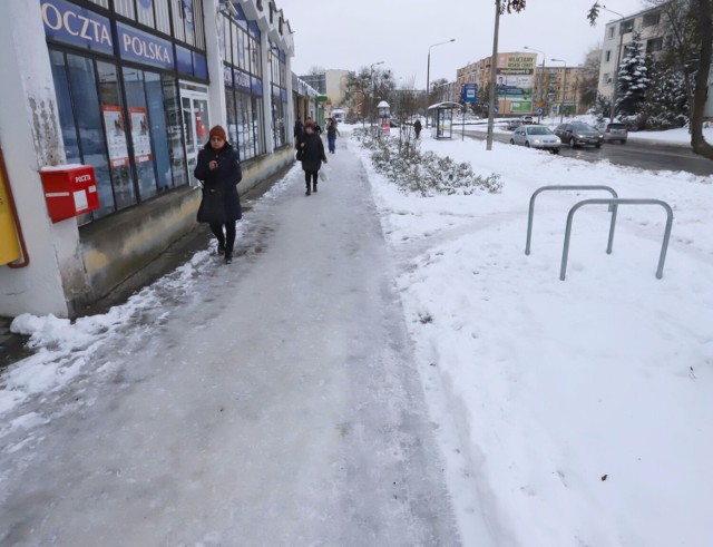 Tak wyglądały chodniki i boczne uliczki w Radomiu 13 grudnia w godzinach przedpołudniowych.