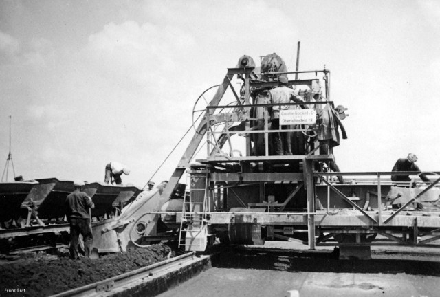 Do wybuchu wojny autostrada dawała pracę bezrobotnym Niemcom. Później jednak, po roku 1939 w jej budowaniu uczestniczyli więźniowie z obozów pracy przymusowej. 16 takich obozów powstało w niewielkiej odległości, wzdłuż rozbudowywanej drogi.