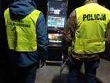 Gm. Nowa Wieś Lęborska. Dwa automaty do nielegalnej gry zabezpieczone przez policję i "skarbówkę" 