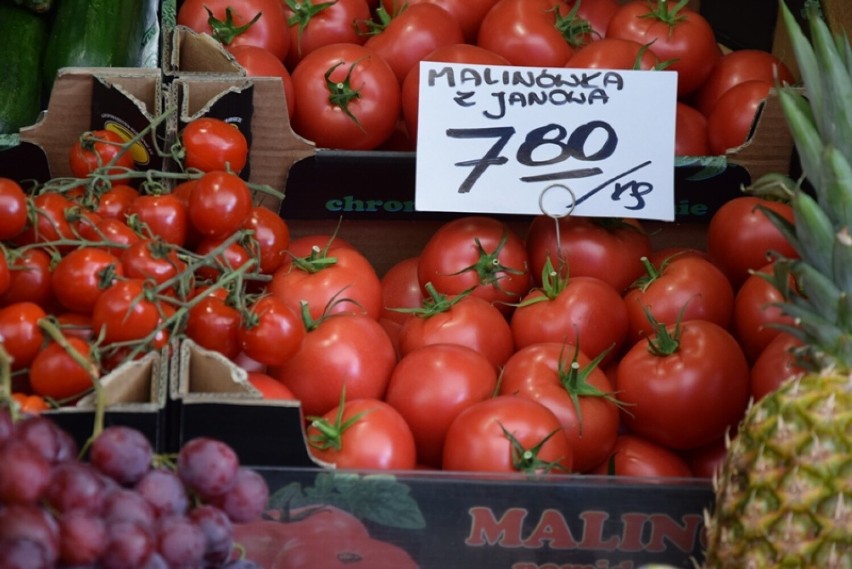 Sprawdziliśmy ceny warzyw i owoców na targu w Dębicy. Zobaczcie!