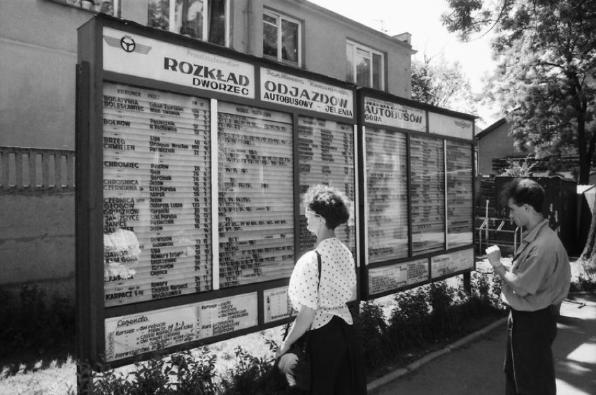 Rozkład jazdy przy dworcu autobusowym w Jeleniej Górze w...