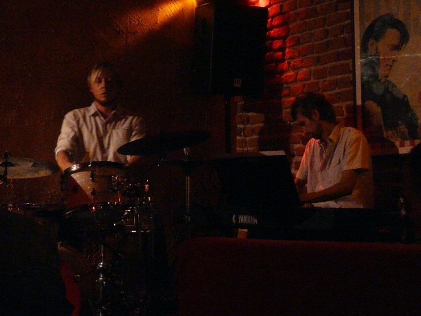 Szymon Fortuna na perkusji oraz Adam Jarzmik na pianinie.