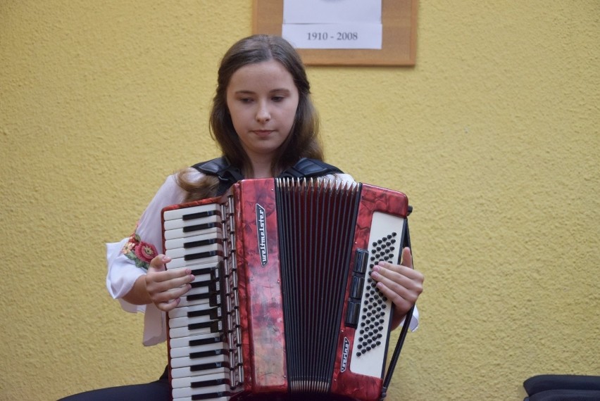 Malowali i koncertowali ku pamięci Ireny Sendlerowej. Tak uczniowie koneckiej Szkoły Muzycznej wspominali zmarłą 10 lat 