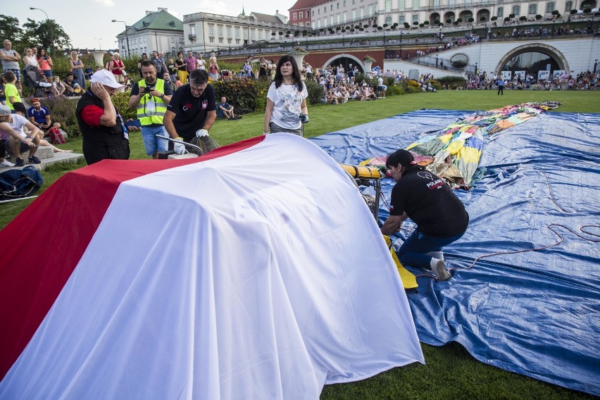 Balonowy Cud nad Wisłą. Niebo nad Warszawą pokryło się kolorowymi balonami, magiczne widoki