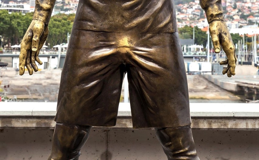 Pomnik  Ronaldo ma złote krocze. Turyści za nie chwytają
