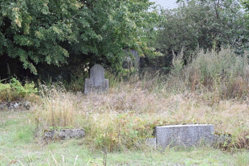 Na cmentarzu widoczne są jeszcze niektóre groby