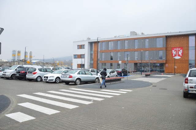 Parking przed Starostwem Powiatowym w Myślenicach przy ul. Drogowców