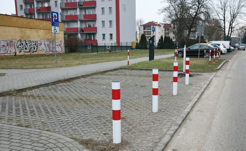 Zablokowane miejsca parkingowe dla niepełnosprawnych przy Targowej w Kielcach. Drogowcy wyjaśniają. Zobaczcie zdjęcia