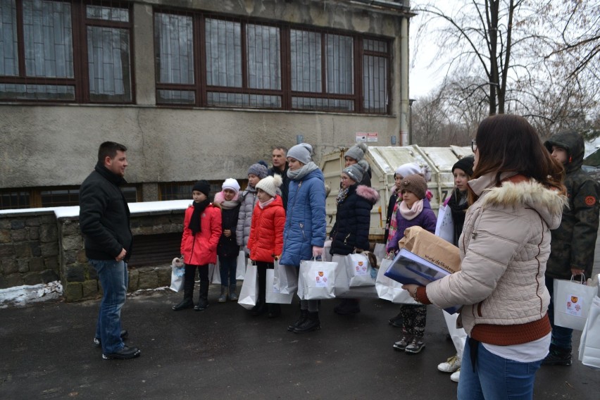 Dzieci z gminy Trąbki Wielkie podarowały książki podopiecznym w hospicjum w Gdańsku [ZDJĘCIA]