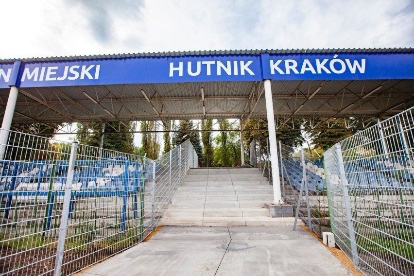 Kraków. Kończą odnowę stadionu Hutnika. Zobacz, jak obiekt na Suchych Stawach prezentuje się po remoncie [ZDJĘCIA]