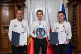 18-letni Eryk Goczał, zwycięzca Rajdu Dakar, z wizytą u marszałka Małopolski. Energylandia Rally Team doceniona. Zobacz ZDJĘCIA