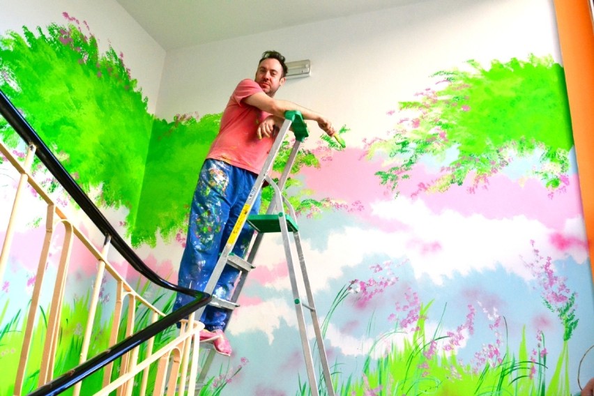 Maciej Kot maluje oddział dziecięcy w olsztyńskim szpitalu