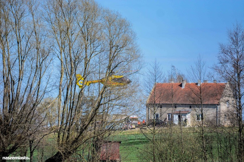 Śmigłowiec LPR lądował w Nowym Błonowie pod Grudziądzem. Zabrał do szpitala poparzone dziecko [zdjęcia, wideo]