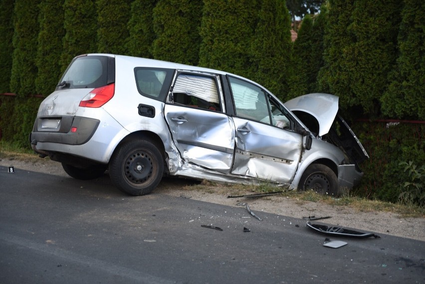 Wypadek w Wyszatycach koło Przemyśla. W zderzeniu trzech samochodów ranne zostały dwie osoby [ZDJĘCIA]