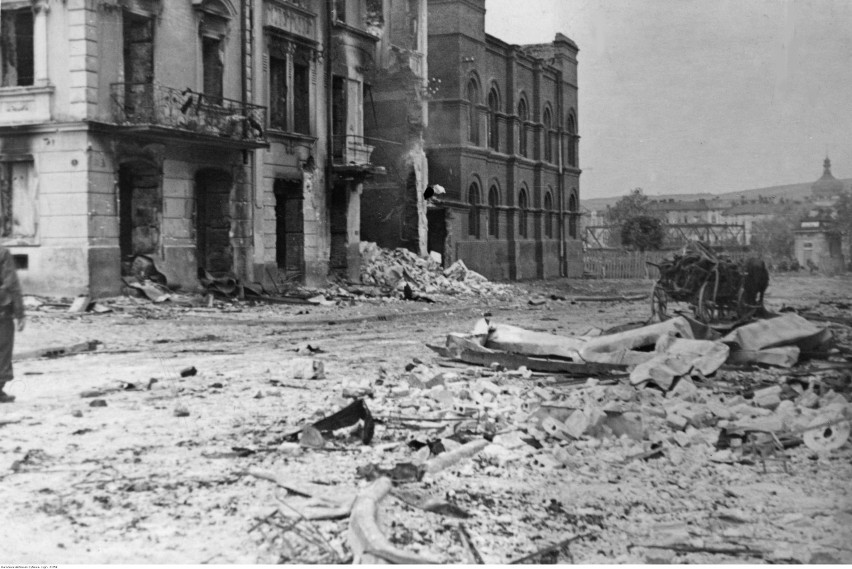 Widok ulicy Jagiellońskiej i zniszczonej synagogi Tempel...