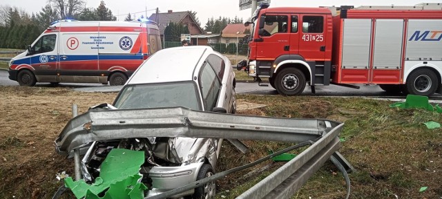 W pobliżu wsi Żdżary (gmina Goleniów) honda civic wpadła na bariery energochłonne