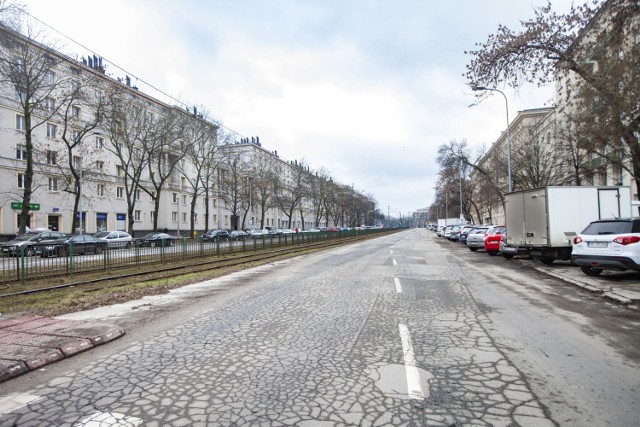 Od lat w czołówce najbardziej dziurawych ulic Krakowa są ulice w Nowej Hucie. Niestety, ich stan pogarsza się z roku na rok, a remonty jakoś omijają tę dzielnicę. Na zdjęciu aleja Solidarności