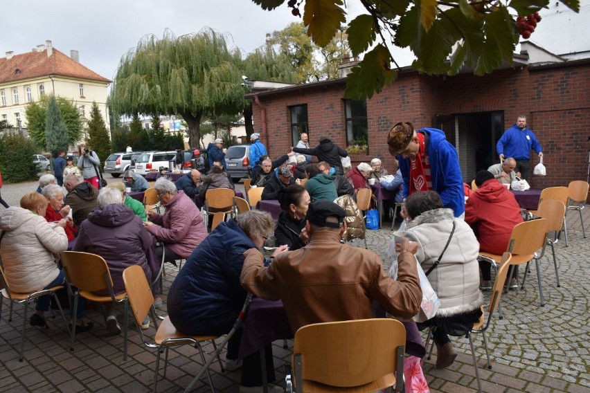 Międzynarodowy Dzień Walki z Głodem w Kaliszu. Fundacja CHOPS zaprosiła na grochówkę