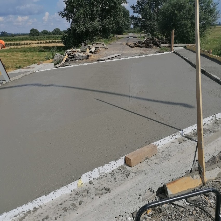 Trwa remont mostu na rzece Młynówka w Kalnikowie [ZDJĘCIA]