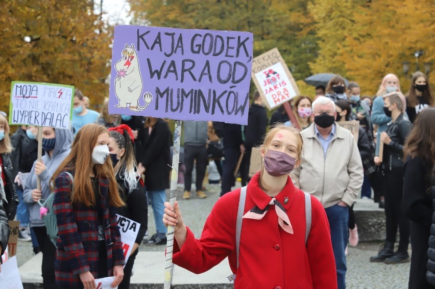Strajk studentek Uniwersytetu Śląskiego w Katowicach. Był przemarsz przez centrum, mieszkańcy bili brawo [ZDJĘCIA]