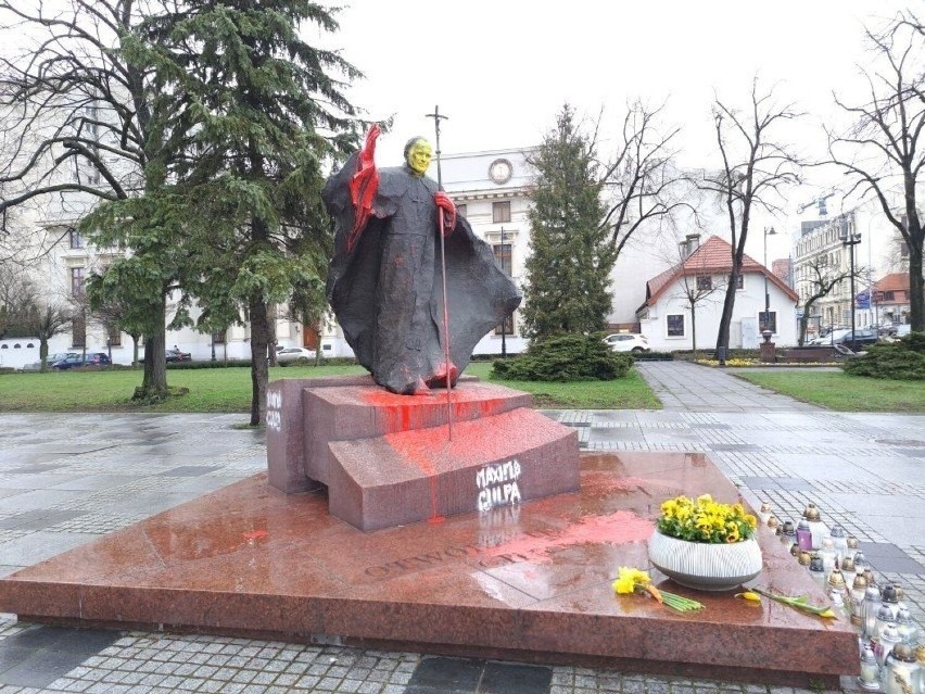 Sprawca znieważenia pomnika Jana Pawła II w Łodzi...