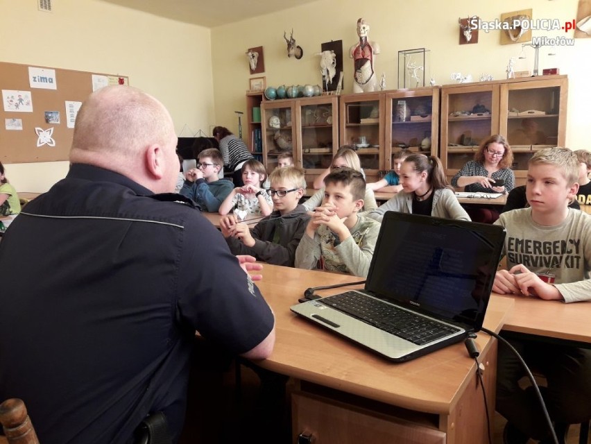 SP9 w Orzeszu: policjanci spotkali się z uczniami