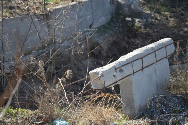 Tak wygląda w kwietniu miejska plaża na Gryżycach i droga dojazdowa do niej. Miasto, a więc my wszyscy, dzierżawi ten teren od Polskiego Związku Wędkarskiego od 5 listopada 2020. Zdjęcia wykonane 11 kwietnia 2021