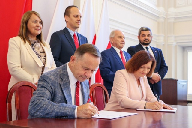 Umowę na projekt mostu podpisują wojewoda Ewa Leniart i marszałek Władysław Ortyl