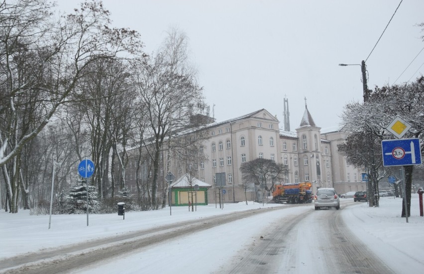 Zduńska Wola pod śniegiem. Sobotnia śnieżyca i trudne...