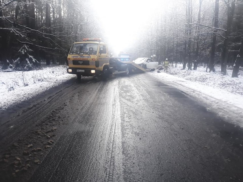 Kolizja na trasie Czerniejewo-Nekla. Sprawca odjechał z miejsca zdarzenia