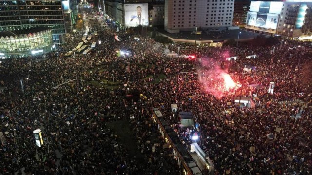 Według stołecznego ratusza w “spontanicznym” proteście 30 października na ulicę Warszawy wyszło aż 100 tysięcy osób. To jedna z największych manifestacji w historii miasta. Strajk Kobiet to wyraz sprzeciwu na próbę radykalnego zaostrzenia prawa aborcyjnego. Przypomnijmy, Trybunał Konstytucyjny uznał, że tzw. aborcja eugeniczna (w przypadkach nieodwracalnych wad płodu - które mogą doprowadzić do śmierci) jest niezgodna z konstytucją.

Skalę protestu najlepiej oddaje to zdjęcie, które wykonaliśmy z powietrza - lecąc nad Rondem Dmowskiego - 30 października wieczorem. 

[g]7973993[/g]