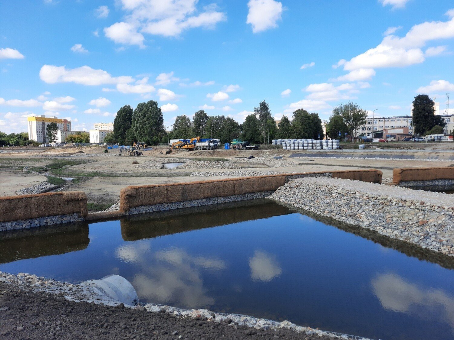 Zbiornik wodny w osiedlu nad Potokiem w Radomiu prawie gotowy. Trwa jego  napełnianie. Zobacz, jak wygląda | Radom Nasze Miasto