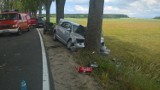 Wypadek na trasie Kisewo-Brzeźno w gminie Łęczyce. Auto uderzyło w drzewo [ZDJĘCIA]