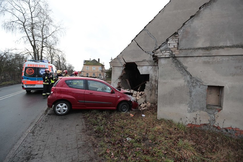 Chevrolet roztrzaskał się o dom. Na miejscu jest policja [ZDJĘCIA]