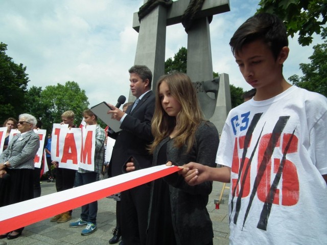 Młodzież szkolna pod poznańskimi krzyżami